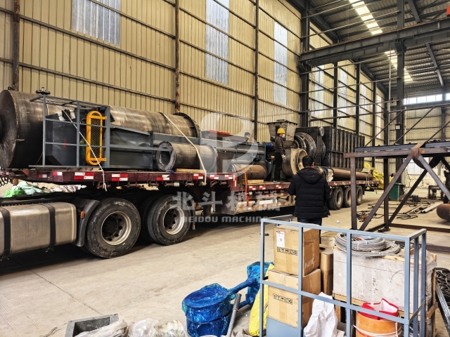 新型連續炭化機發貨：3輛大貨車滿載啟航