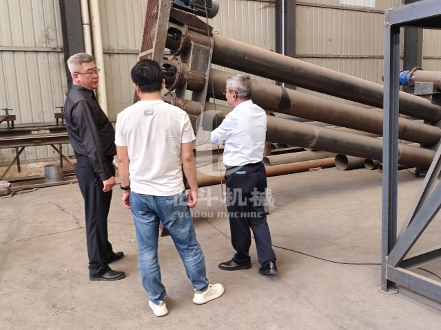 客戶考察新型生物質(zhì)炭化機,共探綠色回收體系