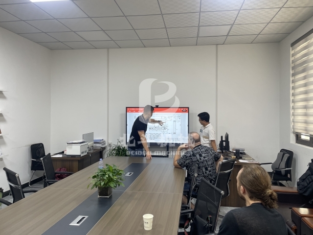 外國客戶遠道而來,我公司人員與客戶細致對接