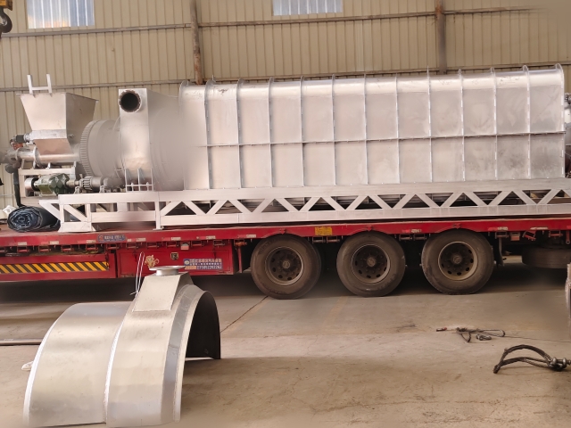 滿載赴新程,大型炭化機裝車發(fā)貨現(xiàn)場